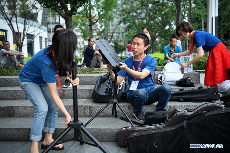 CHINA-CHENGDU-STREET BAND (CN)