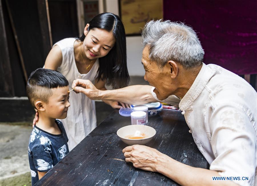 #CHINA-HUBEI-ZIGUI-DRAGON BOAT FESTIVAL-FOLK CUSTOM (CN)
