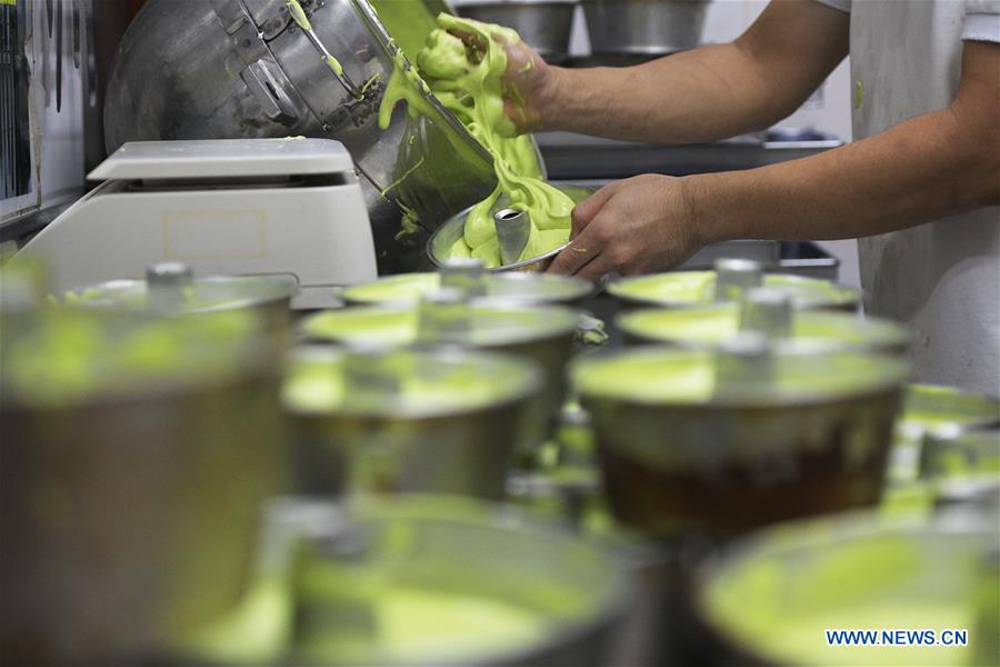 SINGAPORE-PANDAN CAKE-MAKING