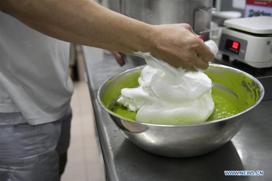 SINGAPORE-PANDAN CAKE-MAKING