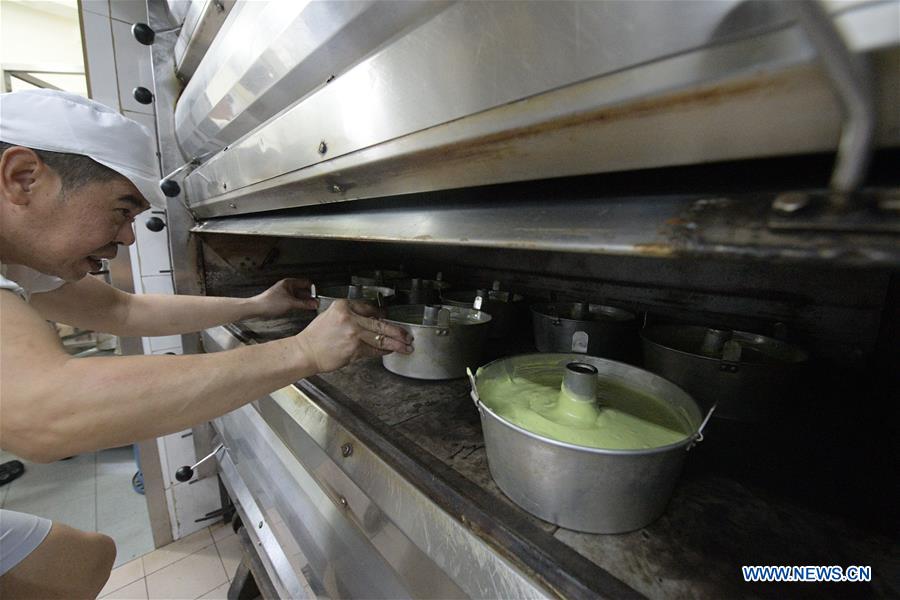 SINGAPORE-PANDAN CAKE-MAKING
