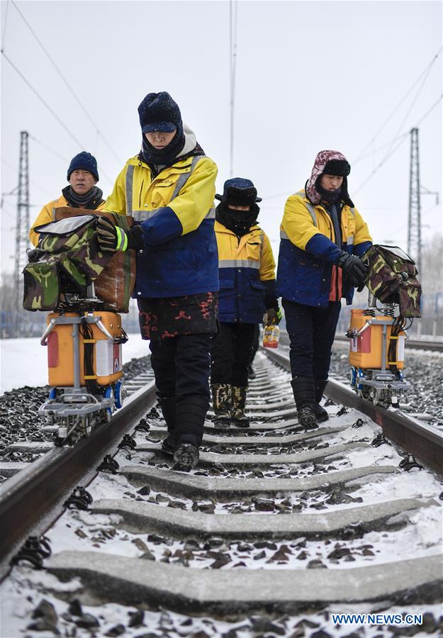 CHINA-CHANGCHUN-SPRING FESTIVAL TRAVEL RUSH-RAILWAY-WORKER (CN)
