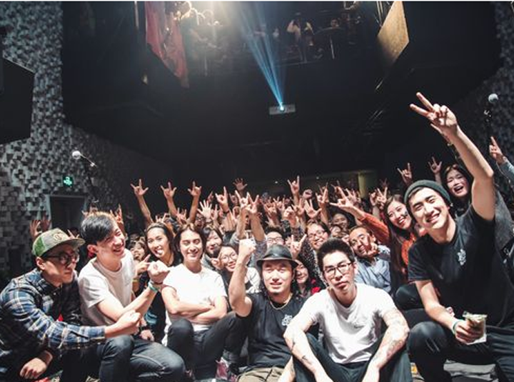 WHO&rsquo;S LISTENING？