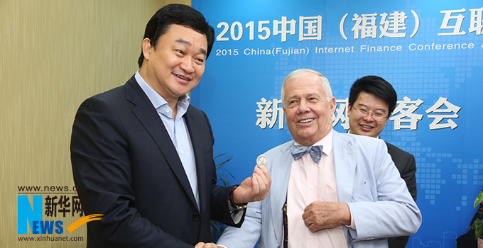 羅杰斯參加思客會，與新華網(wǎng)董事長、總裁田舒斌親切交談。