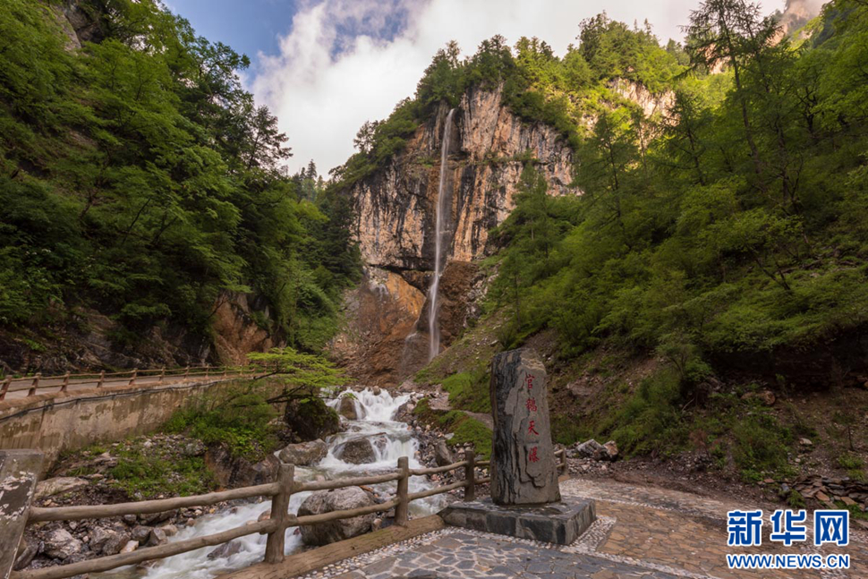 重崖森迥瀑飛先，鵝溝炎夏水風(fēng)涼