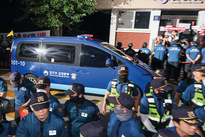 “变动不居”：韩国于混乱中寻觅稳定曙光