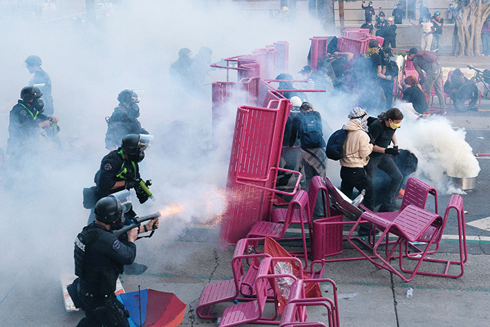 “三權(quán)失衡”下美國(guó)震蕩“重塑”