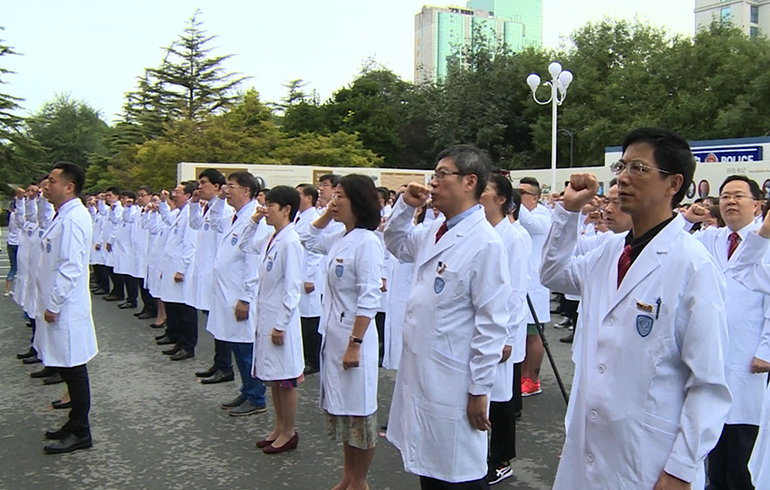 致敬偉大改革｜對話40年，講述身邊的健康故事（第二十集）&mdash;&mdash;設(shè)立醫(yī)師節(jié)，醫(yī)務(wù)人員有了自己的節(jié)日