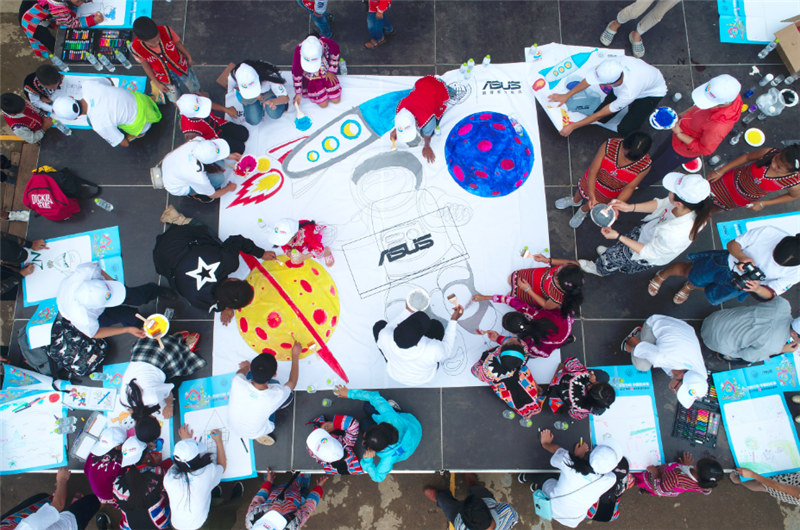 e創(chuàng)公益大使、志愿者和小朋友一同夢(mèng)想涂鴉