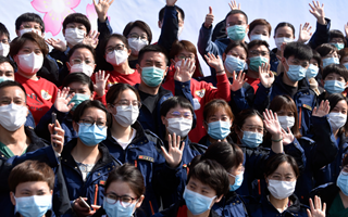 稟父老：樓蘭破，人平安，白衣戰(zhàn)士把家還！