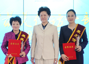 舒曉琴為獲獎?wù)邊蔷辗?、高平珍頒獎