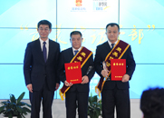 劉正榮為獲獎?wù)咭踪t孝、張海威頒獎