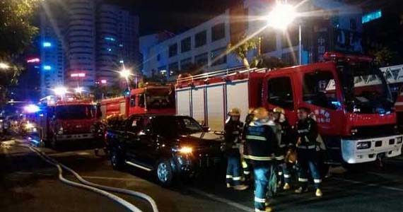 ?？诩瘟甏髲B電纜井起火 玻璃掉落致1人重傷