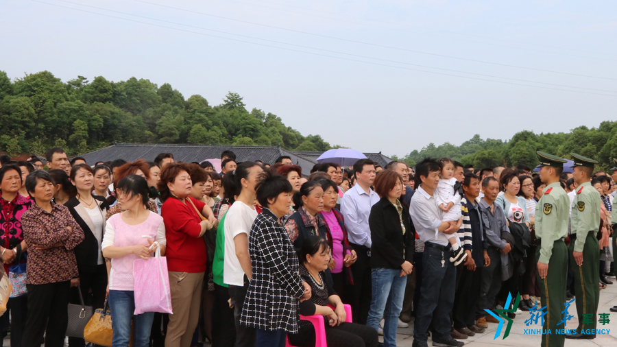 &uarr;資料圖片：張超烈士骨灰安葬儀式現(xiàn)場，岳陽的父老鄉(xiāng)親紛紛來給張超送別。