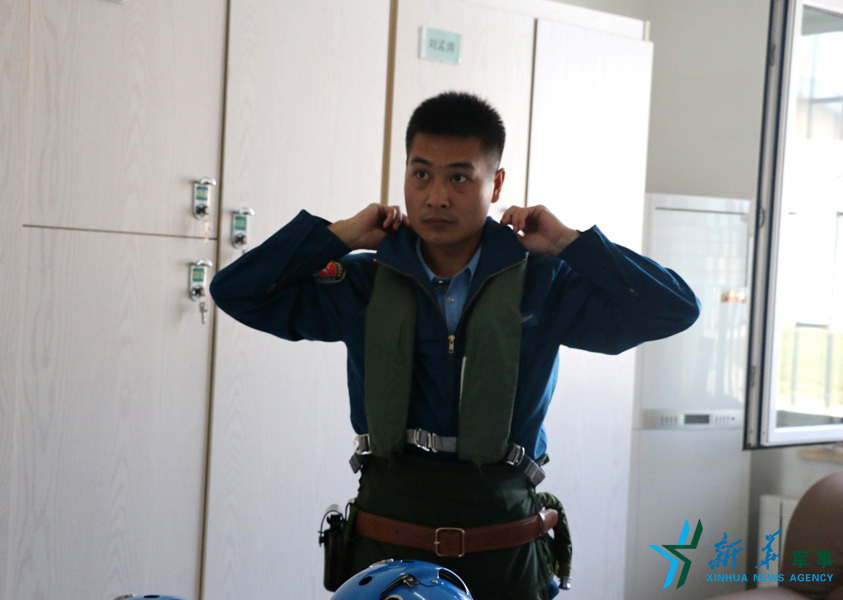 &uarr;資料圖片：張超嚴(yán)格按規(guī)定著裝參加飛行訓(xùn)練。