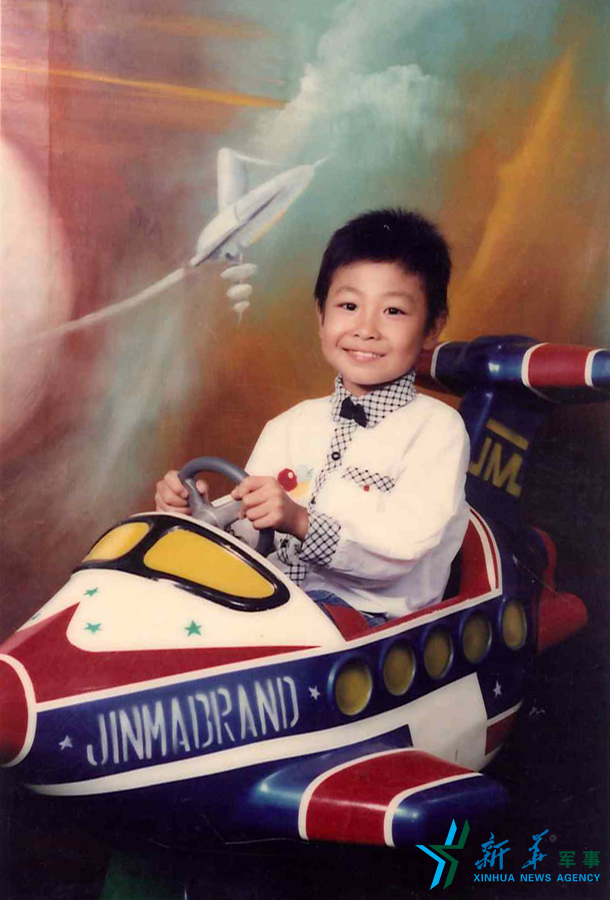 資料圖片：長大后當(dāng)一名優(yōu)秀的飛行員是張超兒時(shí)種下的夢想。