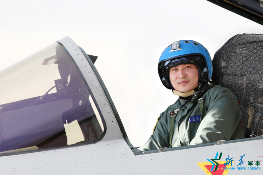 &uarr;戰(zhàn)機上準(zhǔn)備起飛的張超。