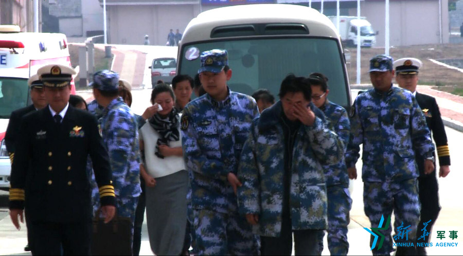 &uarr;資料圖片：張超的父親（右四）揮淚送別張超。