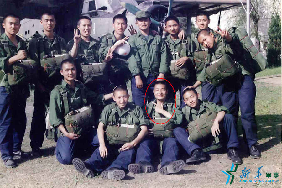 資料圖片：跳傘前合影留念。