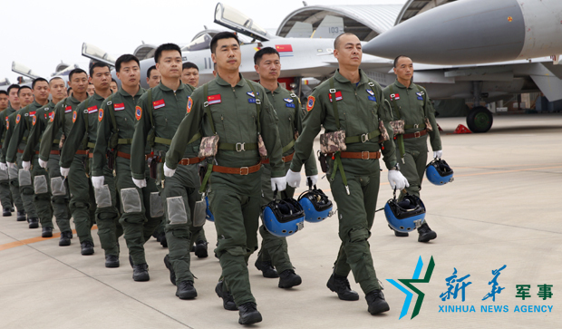 &uarr;飛行員列隊(duì)進(jìn)場(chǎng)。