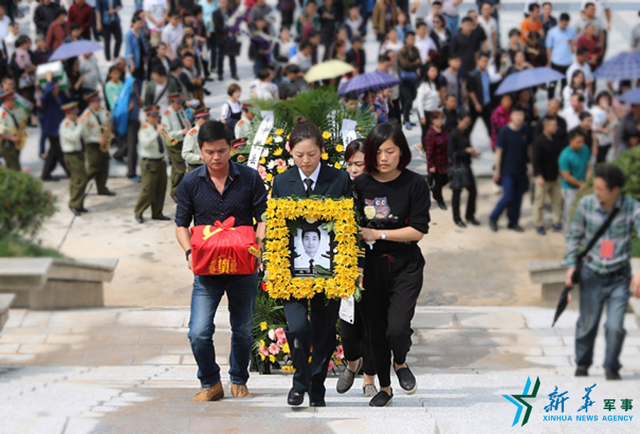 &uarr;張超烈士骨灰安葬儀式。