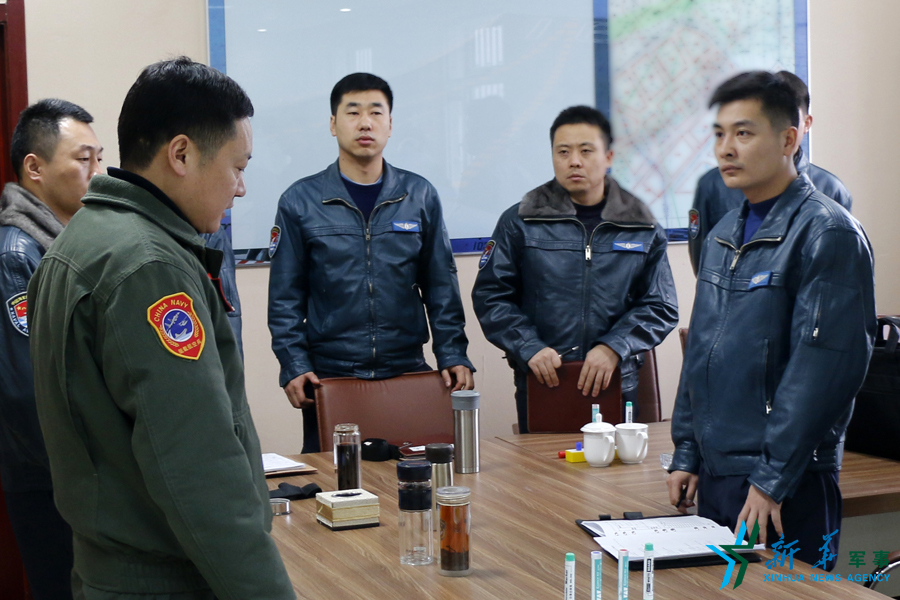 資料圖片：張超參加飛行后講評。