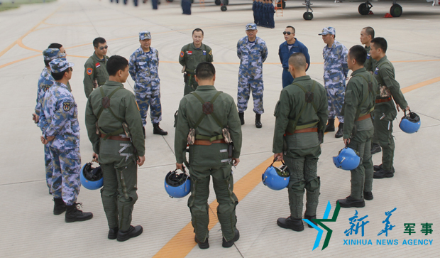 飛行后，黨委班子現(xiàn)場講評飛行情況。