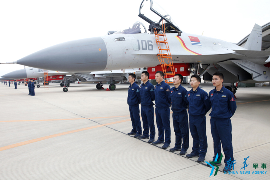 &uarr;機(jī)務(wù)官兵為戰(zhàn)鷹保駕護(hù)航。