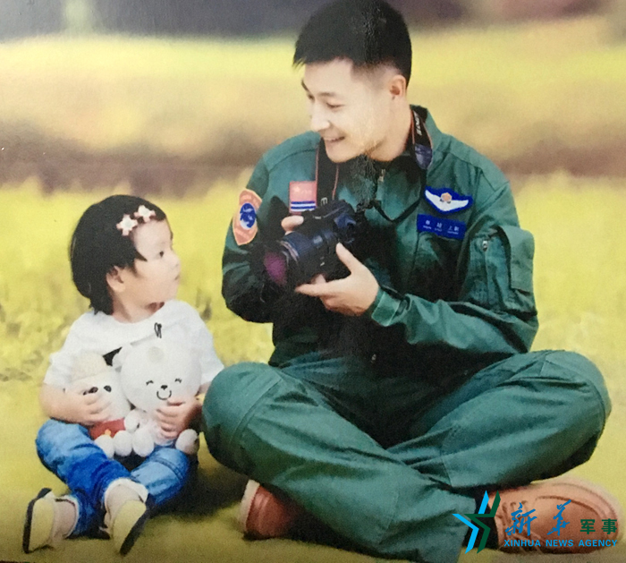 &uarr;資料圖片：被選為艦載戰(zhàn)斗機飛行員的張超與女兒合影。