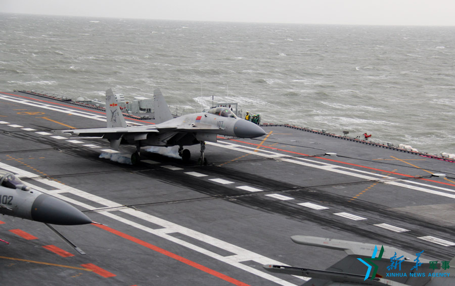 &uarr;資料圖片：艦載戰(zhàn)斗機下落著艦瞬間。