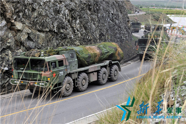 &uarr;向疏散隱蔽地域?qū)嵤└咚贆C動。（宋來蕤攝）