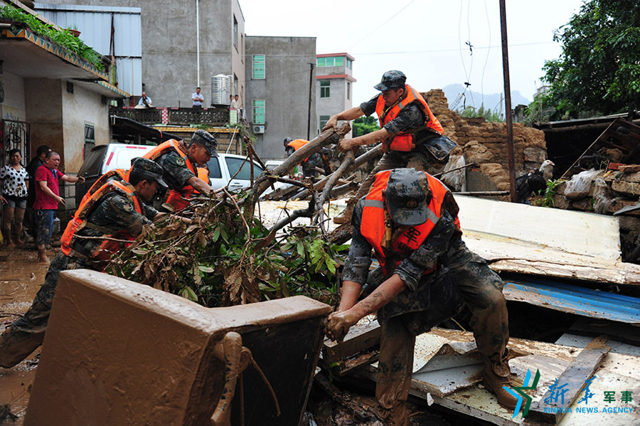 &uarr;第31集團(tuán)軍某裝甲旅官兵幫助長(zhǎng)泰恢復(fù)災(zāi)后秩序。鐘晨菲攝