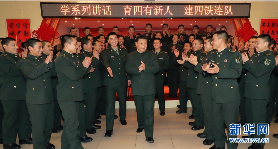 1月23日，習(xí)近平專程來(lái)到陸軍第65集團(tuán)軍，深入基層連隊(duì)，看望慰問(wèn)官兵，代表黨中央和中央軍委，向全軍指戰(zhàn)員、武警部隊(duì)官兵、民兵預(yù)備役人員致以誠(chéng)摯問(wèn)候和新春祝福。這是習(xí)近平在該集團(tuán)軍&ldquo;大功三連&rdquo;同官兵在一起。新華社記者李剛攝