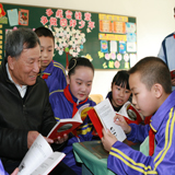 喬安山給小學(xué)生講雷鋒的故事。