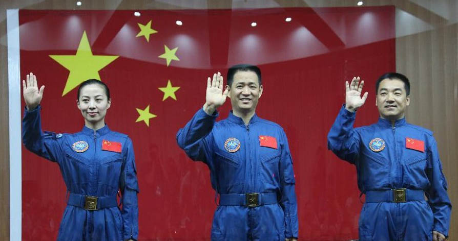 天宮一號(hào)與神舟十號(hào)載人飛行任務(wù)航天員同記者見面