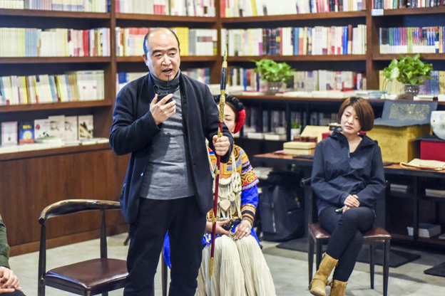 劉文濤：通過對每件兵器的復(fù)制，我們了解兵器造型與兵器制作的手藝，實現(xiàn)與古人的對話。