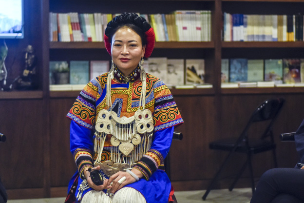 阿牛阿呷：對彝族姑娘來說，胎教就是彝族的刺繡文化，但是當(dāng)我們走出來，我們覺得我們對其他支系的服飾知識了解太少了，需要學(xué)習(xí)的很多，所以開辦了這個專業(yè)。