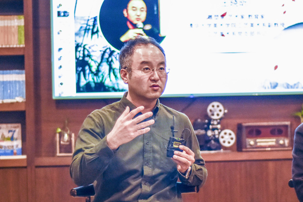 王曉昕：語言問題其實是非遺傳承所面臨的一個普遍問題。非遺傳承人可能有很好的技藝，但是因為語言問題沒有辦法與外面的人交流，就失去了傳承的機會。