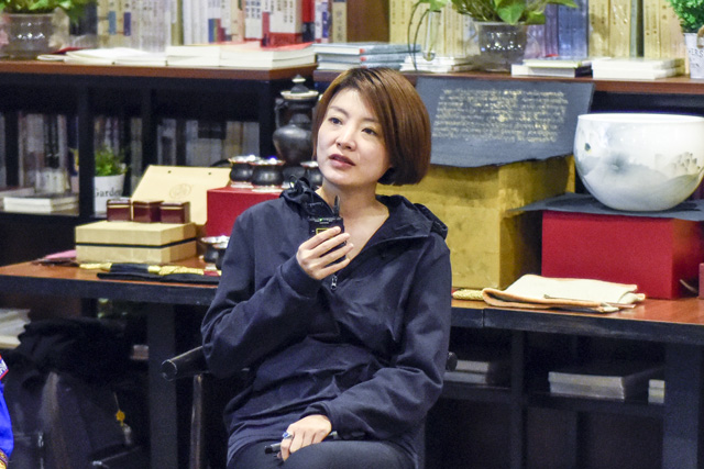 秦思：堅(jiān)持還是因?yàn)闊釔?，我一直想把有意義的事情做得有意思。我希望有更多的人來關(guān)注非遺文化，把文化融入到工藝當(dāng)中。