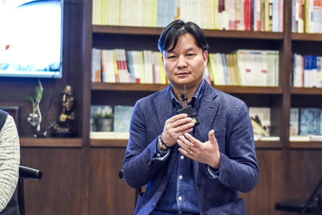 丁大為：烏銅走銀有三百年的歷史了，是云南地區(qū)獨(dú)有的技藝。這門技藝入門大概需要3年，學(xué)成需要20年。用語言去表達(dá)它其實(shí)是很難的。