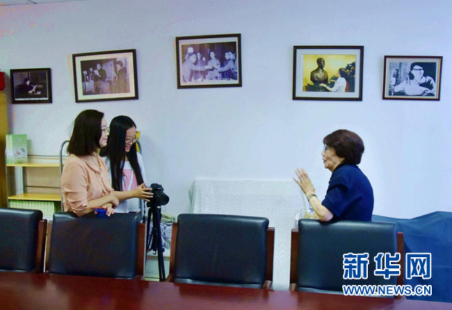 播音室里跟打仗一樣。從夜不能寐的緊張，到全神貫注的投入，用良好的習(xí)慣和過硬的專業(yè)素質(zhì)來(lái)化險(xiǎn)為夷。