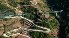 新華全媒+｜高鐵時(shí)代，大涼山鐵軌上流淌&ldquo;慢幸福&rdquo;