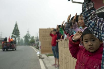 向救援人員敬禮！