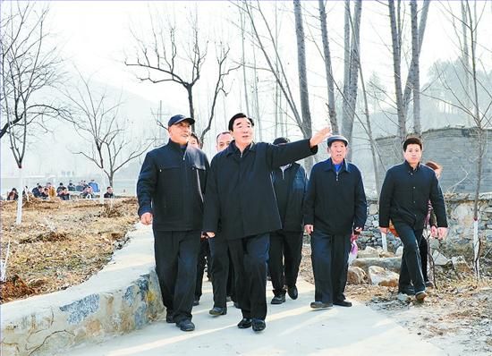 11月27日，省委書記、省人大常委會主任張慶黎到加強(qiáng)基層建設(shè)年活動聯(lián)系點(diǎn)淶水縣悟空寺村看望慰問村民，向當(dāng)?shù)馗刹咳罕娦v黨的十八大精神。這是張慶黎在悟空寺村詳細(xì)了解村容村貌的建設(shè)情況。郭昭 攝