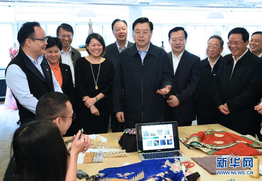 5月8日至11日，中共中央政治局常委、全國人大常委會委員長張德江在浙江調(diào)研。這是5月9日，張德江來到位于嘉興市的雅瑩服裝有限公司，了解公司的服裝設(shè)計、生產(chǎn)和銷售情況。新華社記者 馬占成 攝 