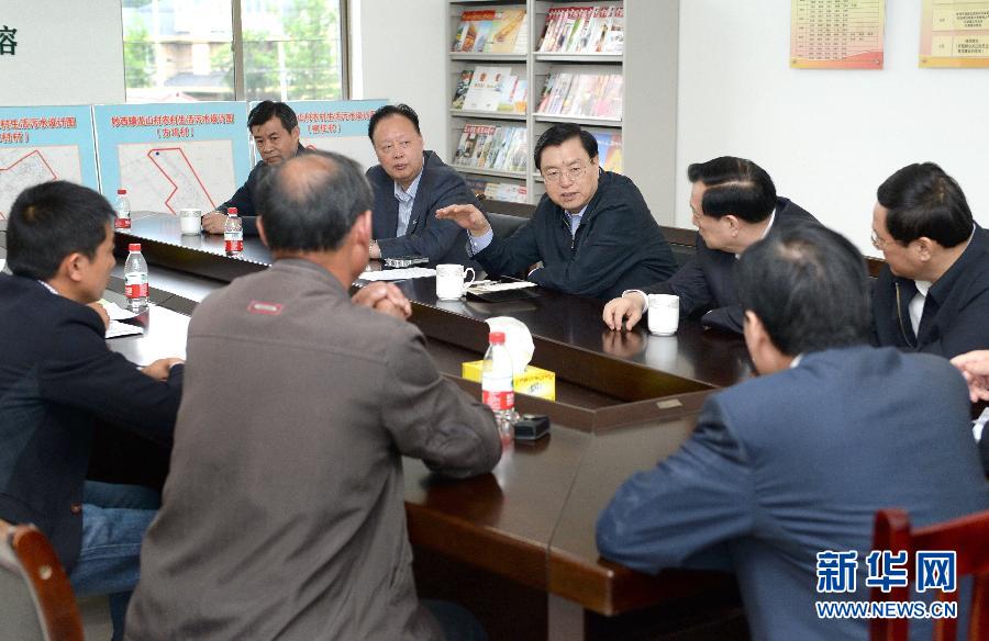 這是5月9日，張德江到湖州市妙西鎮(zhèn)調(diào)研，與基層人大代表座談。新華社記者 馬占成 攝 