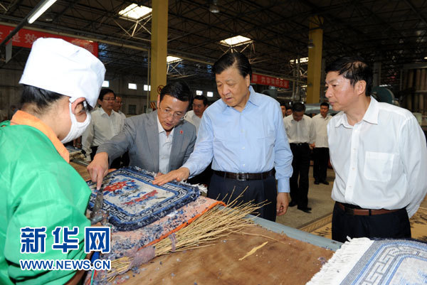 這是7月18日，劉云山在青海藏羊地毯集團(tuán)有限公司調(diào)研。新華社記者 饒愛民 攝