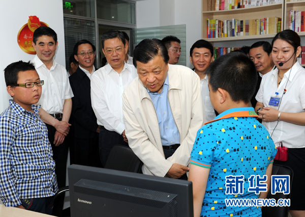 7月17日至19日，中共中央政治局常委、中央書記處書記劉云山在青海調(diào)研。這是7月18日，劉云山在西寧市南山西社區(qū)調(diào)研。 新華社記者饒愛民 攝