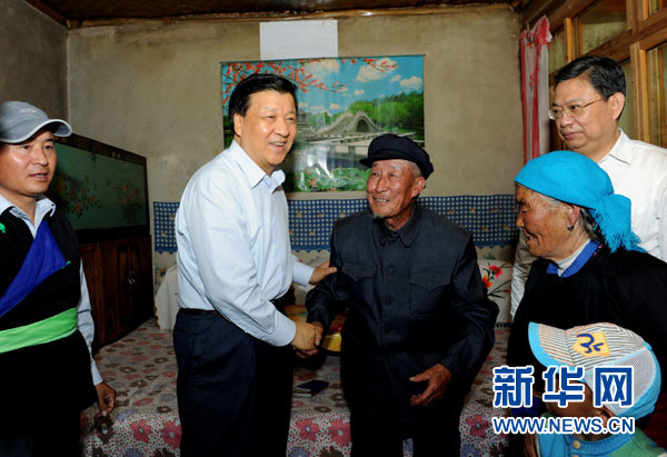 7月17日至19日，中共中央政治局常委、中央書記處書記劉云山在青海調(diào)研。這是7月17日，劉云山在海東市互助土族自治縣東山鄉(xiāng)白牙合村看望老黨員。新華社記者 饒愛民 攝