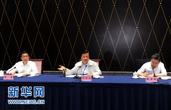 部分省區(qū)市教育實踐活動工作座談會近日先后在西寧、上海召開，中共中央政治局常委、中央黨的群眾路線教育實踐活動領導小組組長劉云山出席并講話。這是7月23日，劉云山出席上海座談會并講話。新華社記者 饒愛民 攝 